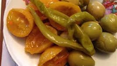 بالفيديو.. طريقة عمل الليمون والزيتون المخلل بالخطوات 