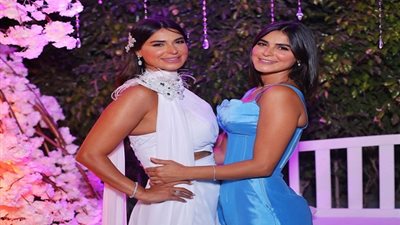 إطلالة مثيرة بالروب لرانيا منصور.. وهذا سر الاختلاف مع شقيقتها