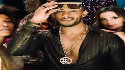 بالصور.. إماراتي يهدي محمد رمضان «آيفون» من الذهب 