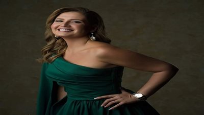 هنا شيحة تبحث عن قطعة ملابس في عيد ميلاد والدتها