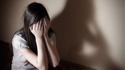 تفاصيل اتهام ممرض بالتحرش بطالبة مصابة بكورونا: