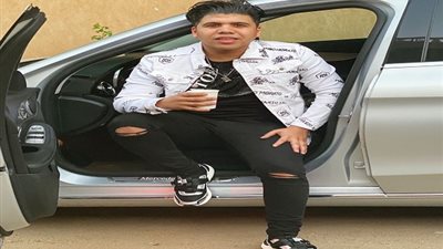 بالفيديو.. تصرف غريب من عمر كمال أثناء إجراء عملية تجميل