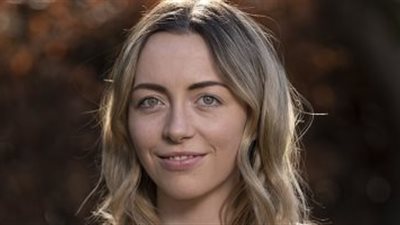 كيف فقدت فتاة بصرها بعد لمس العدسات اللاصقة بيد مبللة؟