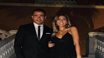 عمرو دياب ودينا الشربيني.. كيف اختلفت ملابسهما في ليلة واحدة؟