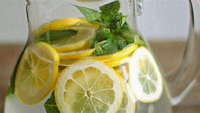 مع اقتراب الشتاء.. تحذير خطير من تناول الليمون بالماء