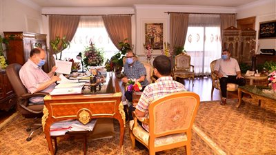 محافظ أسيوط يبحث الحلول العاجلة لسد العجز فى الأطباء بالوحدات الصحية