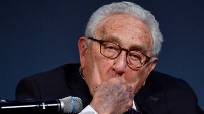 كيسنجر يحذر من بوادر حرب عالمية على الأبواب