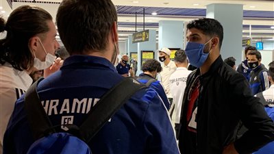 فرجاني ساسي يلتقي ببعثة بيراميدز في مطار الدار البيضاء