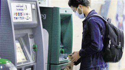 حقيقة تجميد صرف رواتب الموظفين بماكينات «ATM»