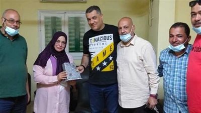 بعد إهانة المحافظ لها.. تفاصيل تكريم مديرة المدرسة بطلة واقعة تنظيف الشباك بالدقهلية