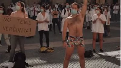 تظاهر الأطباء بالملابس الداخلية احتجاجا على تجهيزات كورونا