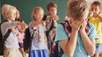 بالصور| «بسبب جزمة».. مديرة مدرسة طيبة بالعبور «تهين» طلاب أمام زملائهم