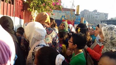 فيديو| هيجيبوا لولادنا كورونا.. «مهزلة» أمام مدرسة العبور الابتدائية بشبرا الخيمة