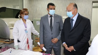 محافظ القاهرة يصرف مكافأة للأطباء والعاملين بمستشفى السيدة زينب
