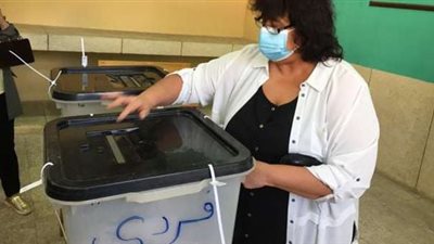 وزيرة الثقافة تدلي بصوتها في انتخابات مجلس الشيوخ بالشيخ زايد