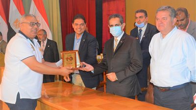 وزير قطاع الأعمال ومحافظ الغربية يكرمان غزل المحلة لصعوده للممتاز