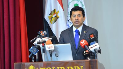 وزير الرياضة يؤازر نادي الزمالك في قبل النهائي ببطولة افريقيا 