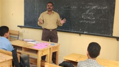 «سقط أثناء الشرح».. تفاصيل «محزنة» في وفاة معلم بمدرسة بالعريش