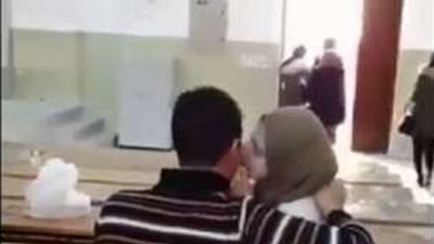 فيديو.. «بوس وأحضان» بين طالب وطالبة داخل المدرج يثير غضب المصريين
