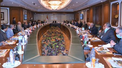 وزير الطيران المدنى يلتقى رؤساء النقابات العامة التابعة للوزارة