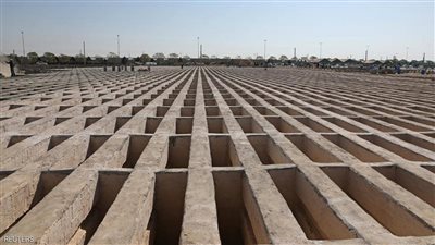 مقابر من «3 طوابق» لاستيعاب وفيات كورونا في إيران