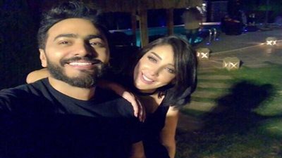 الصور الأولى لتامر حسني مع زوجته بعد الصلح