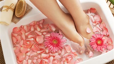 بالفيديو.. وصفات طبيعية لعلاج تشققات القدمين 