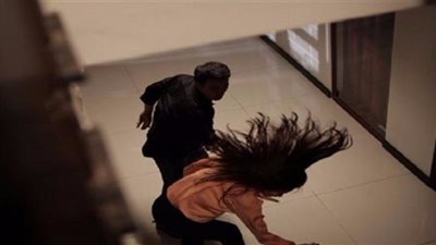 زوجة بلا مأوى بعد 12 سنة بتصرف عليه.. تفاصيل «مأساوية» بشأن غدر زوج بـ «عشرة عمره» بزاوجه من أخرتين