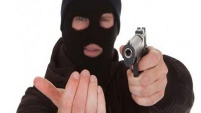 عاطل يقتحم شقة ويستولى على أموال ضخمة من أصحابها تحت تهديد السلاح في المعادي