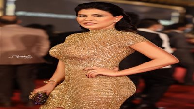 بالصور.. جومانا مراد تودع القاهرة السينمائي بإطلالة ذهبية