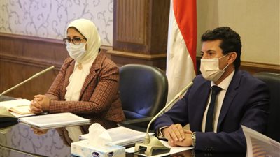وزير الرياضة يطمئن على بعثة منتخب الشباب بعد إصابة اللاعبين بكورونا