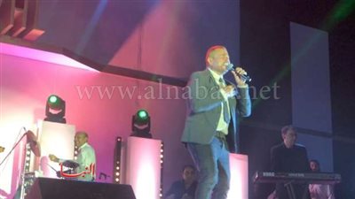 شاهد.. طرح إعلانات ألبوم عمرو دياب الجديد وهذا اسمه