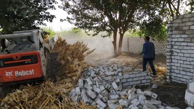 إزالة 17 حالة تعد بالبناء على الأراضي الزراعية بمركز ديرمواس بالمنيا