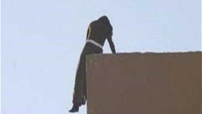 بالفيديو.. أحد العاملين بشركة قطاع عام يُحاول الانتحار 