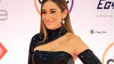 شاهد.. أحدث ظهور للنجمة أمينة خليل وخطيبها في الملاهي