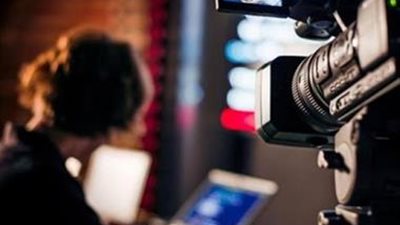 تفاصيل القبض على إعلامية شهيرة بتهمة مخلة بالآداب العامة