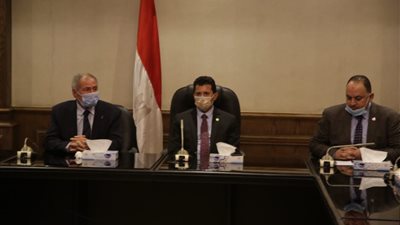 كشف تفاصيل جلسة الوزير مع فرجاني ساسي لإقناعه بالتجديد للزمالك وعبد العال بقاء هذا اللاعب إهدار للمال 