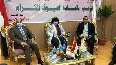 وزيرة الثقافة ومحافظ أسوان يفتتحان معرض الجامعة الأول للكتاب
