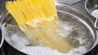 لن ترميها بعد اليوم.. «مياه سلق المكرونة» واستخدامات مُذهلة ستدهشك