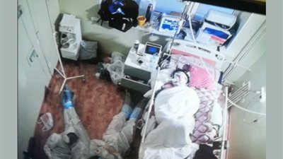 3 أطباء ينامون على الأرض بالقرب من مريض كورونا لرعايته بعد تدهور حالته