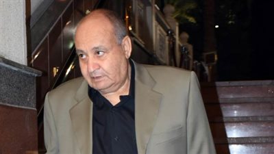 شاهد.. انهيار إلهام شاهين ولبلبة أثناء تشييع جثمان الراحل وحيد حامد