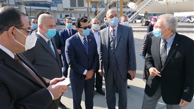 وسط إجراءات وضوابط طبية مشددة.. وزير الرياضة ورئيس الاتحاد الدولى لكرة اليد يشهدان وصول منتخب اليابان للمشاركة في المونديال