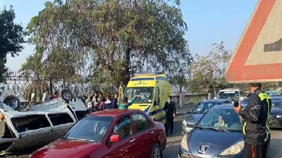 «حادث بشع».. انقلاب سيارة ميكروباص بكورنيش المعادي (فيديو)