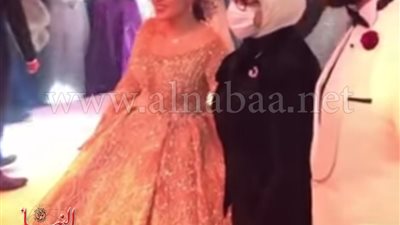 هالة زايد في ورطة.. وزيرة الصحة تخالف الإجراءات الاحترازية وتحضر عرسًا وتصافح بالأيدي (صور وفيديو)