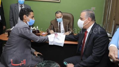 محافظ سوهاج وكيلا عن فتاة يتيمة بعقد قرانها (صور)