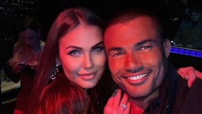 بالصور.. من هي الحسناء التي أثارت الجدل بظهورها الأخير مع عمرو دياب؟