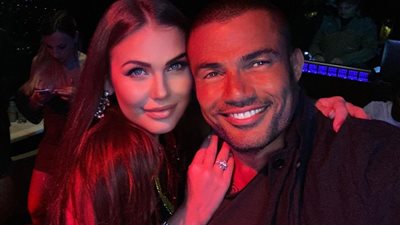 صاحبة الصورة الشهيرة مع عمرو دياب تنفي الشائعات.. وتؤكد: 