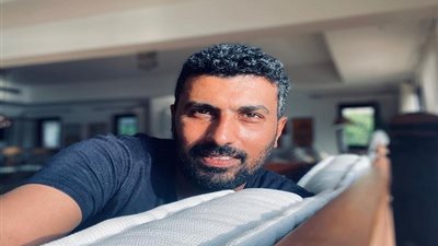 محمد سامي يتقمص شخصياته ويتجول بالجلباب في اللوكيشن