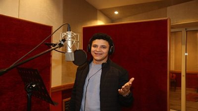 بالفيديو.. مصري يطرح أغنية 