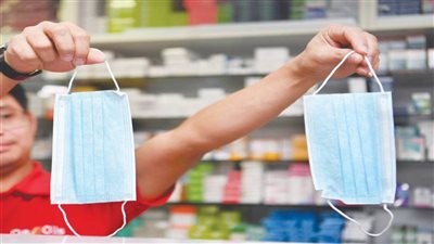 رئيس شعبة الأدوية: انخفاض سعر علبة الكمامة من 400 حتى 21 جنيه